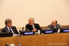 El embajador representante permantente de España en Naciones Unidas, Ramón Oyarzún, el Director Ejecutivo de ONU-Hábitat, Joan Clos, y el Secretario General de CGLU, Josep Roig